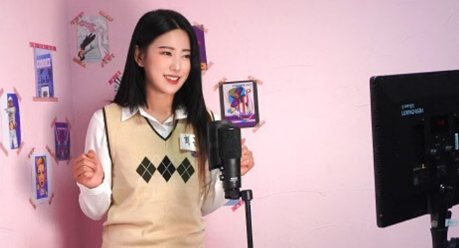 조명 앞에서 휴대폰으로 촬영하는 인플루언서
