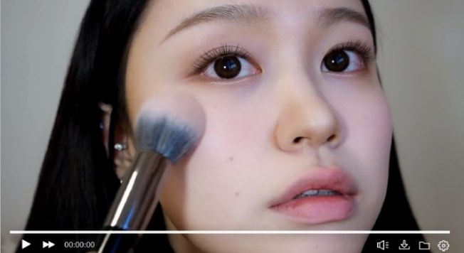 화장품을 바르는 모습을 담은 유튜브 영상 화면